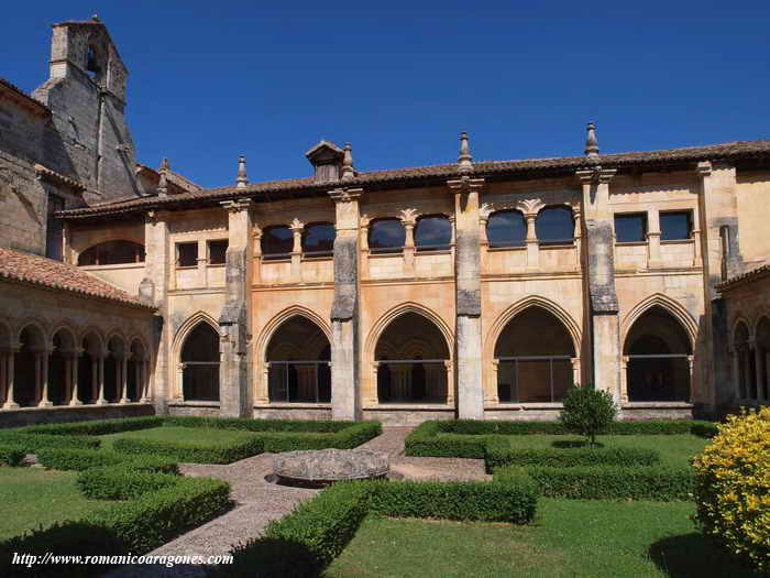 Lado este del claustro: gótico y plateresco